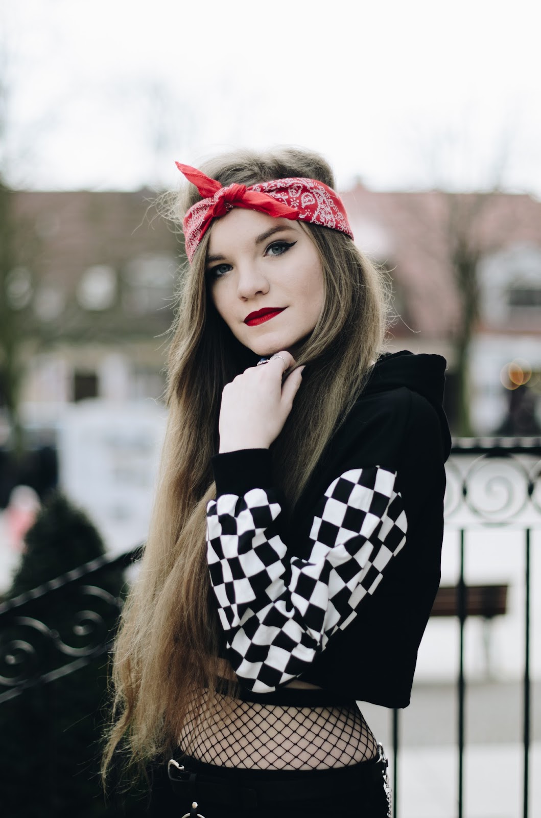 UNCARO: TOTAL BLACK & RED BANDANA