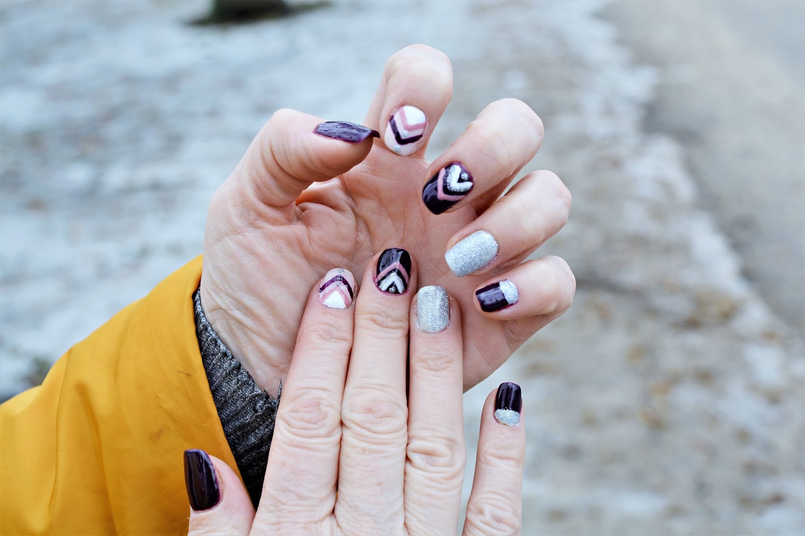 GEOMETRIC GLITTER NAILS