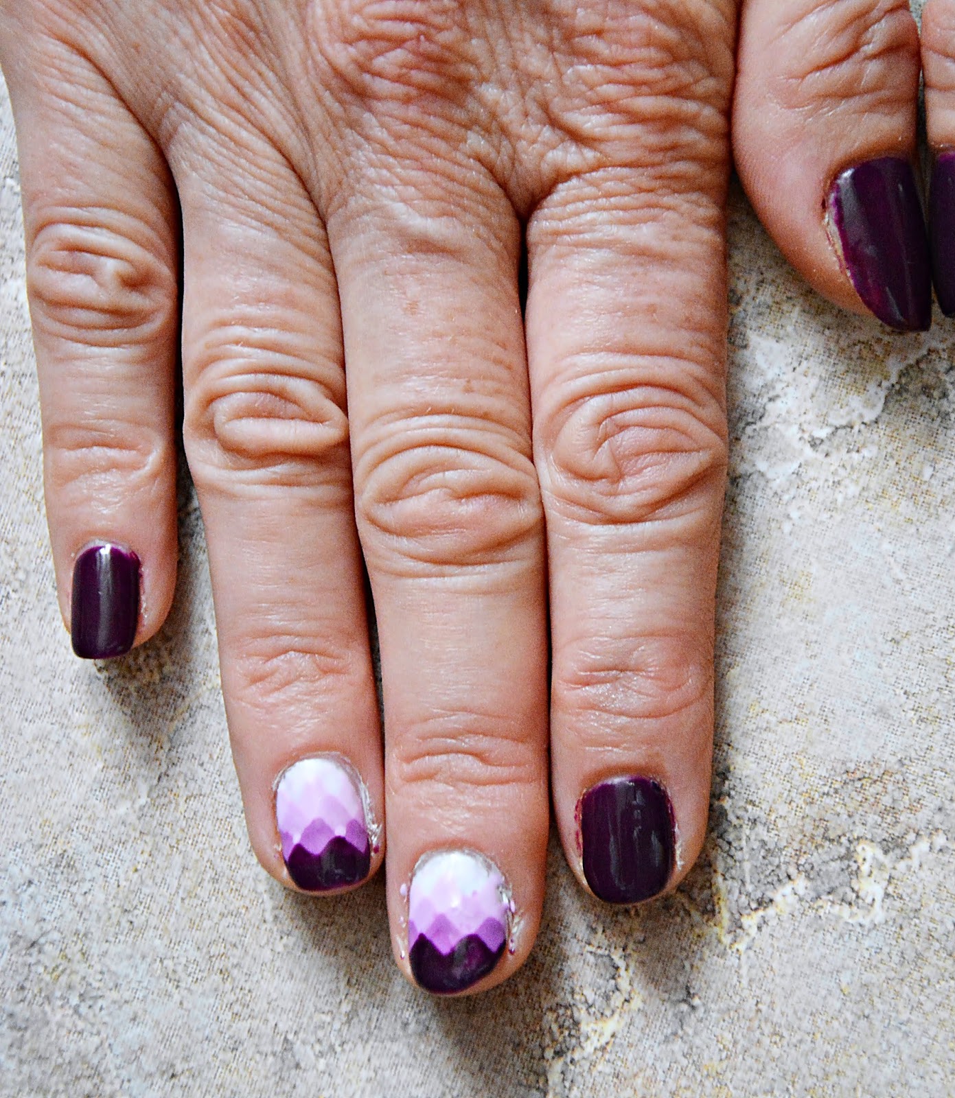 GEOMETRIC OMBRE GRADIENT NAILS