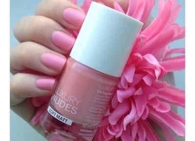 monika 👑 on Instagram: “paznokietki 💅 miały być nude wyszły pudrowo-różowe ✌ #moje #pazurki #malowanko #piękne #matowe #softmatt #luxurynudes #nailsofinstagram…”