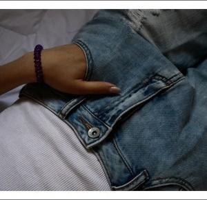 niepospieszny. : blue jeans, white shirt