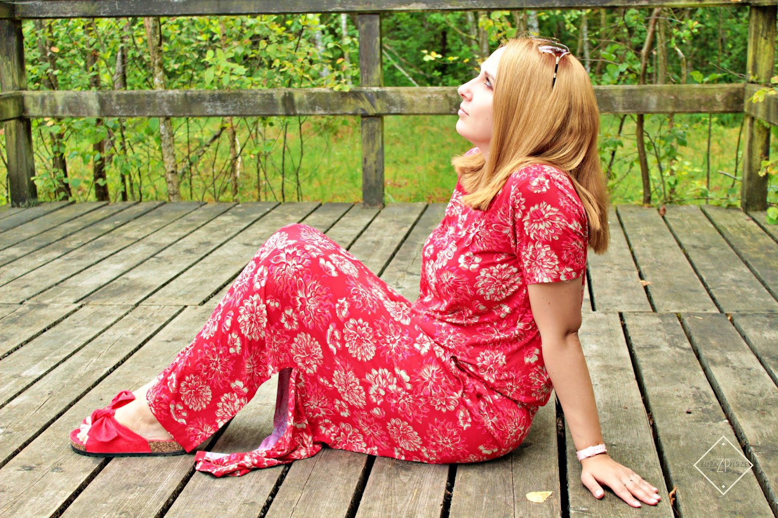 Sukienka shirtowa z nadrukiem + czerwone klapki z kokardą | Zuzka Pisze