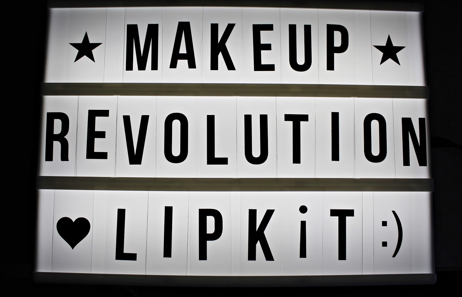 Retro LUXE - Matte, Metallic & Gloss LIP KIT - Makeup Revolution | Zuzka Pisze