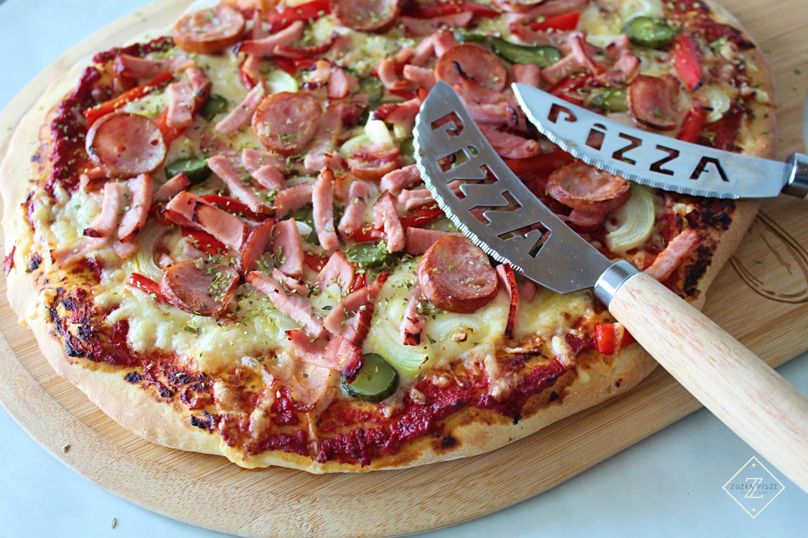 Domowa pizza jak z pizzerii - przepis | Zuzka Pisze